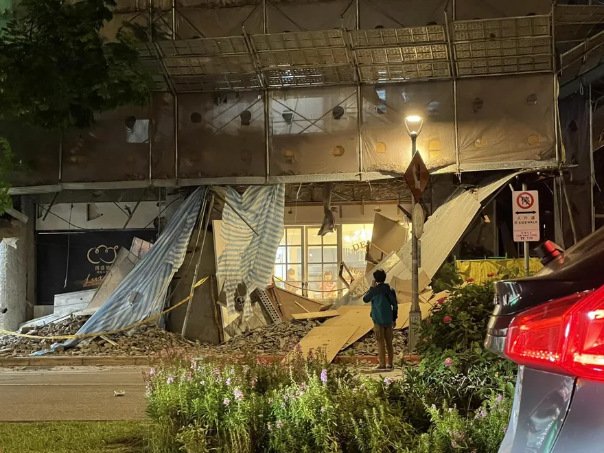 士林大樓鷹架崩塌！甜點店門口遭封…網：太危險了吧
