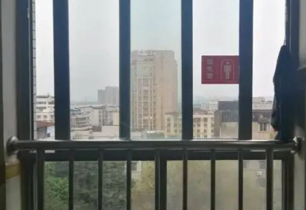 27歲騎士撞倒老婦！沒錢請看護到院自己顧　2天後爬7樓窗戶…絕望跳下斷魂