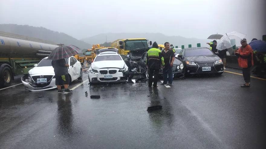 國道3號緊急關閉！北上關西路段連環車禍　8傷送醫急救