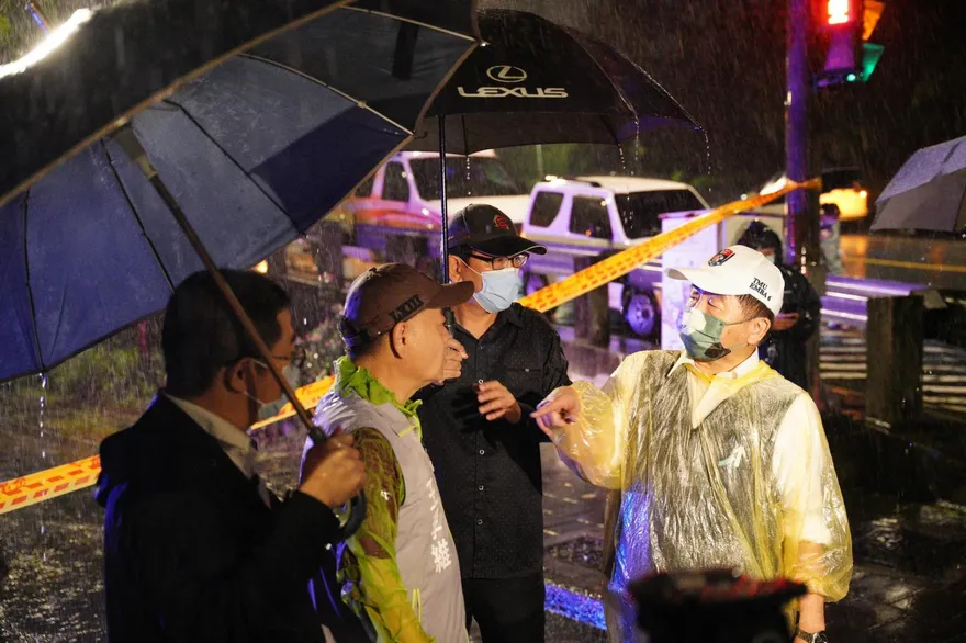 陳時中搶勘災驚爆「闖紅燈」員警不開單　徐巧芯：公開員警密錄器！