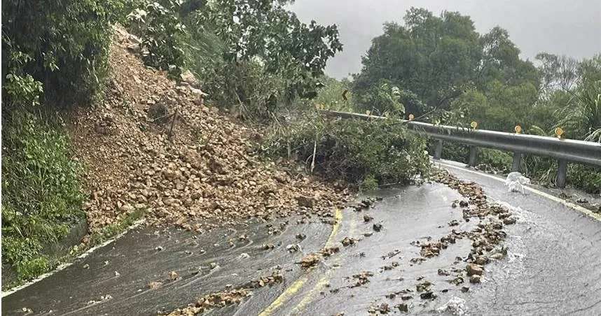 新北雙溪102線中斷！豪雨肆虐「邊坡土石滑落」　雙線道路受阻疏導搶通中