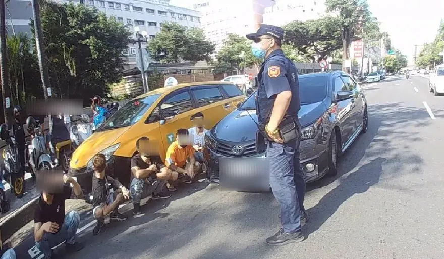 互看不爽爆衝突！台中陣頭聚集法院外　下秒群毆大亂鬥…警方急逮9人
