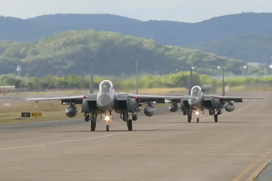 美軍F-35出插曲！戰機「墜毀基地跑道」　飛行員緊急彈射逃生