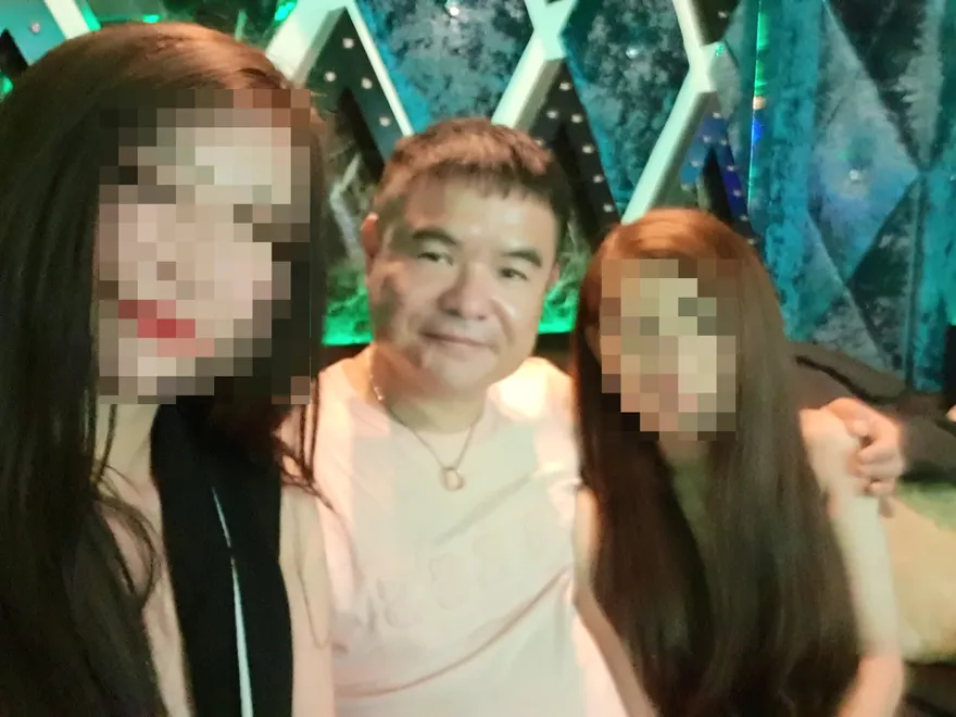 萬華角頭「阿國」極樂私生活曝！左擁右抱「今夜的幸福」
