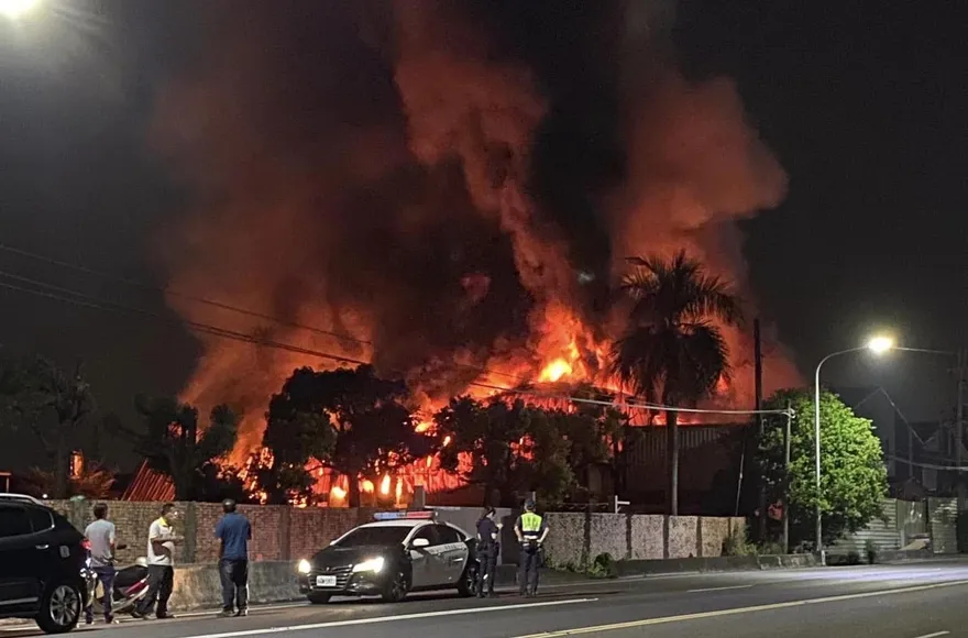 屏東萬丹鄉暗夜工廠大火　300坪廠房陷火海煙竄天際