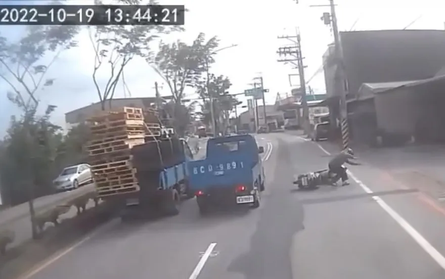 機車緊貼貨車慢動作摔倒　網虧「綜藝摔、演技0分」