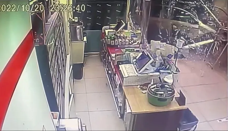 影/衝破超商「車頭凹毀變形」！轎車失控高速自撞　駕駛送醫不治