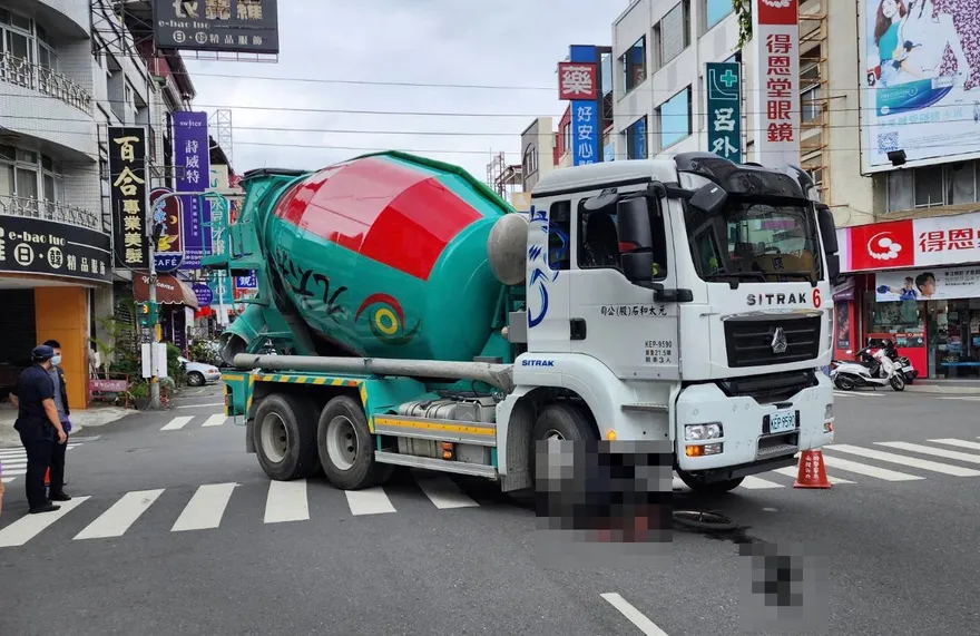 又是視線死角！砂石車轉彎撞倒單車　7旬嬤右腳遭輾粉碎