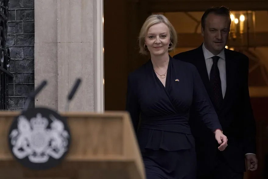 英國女首相絕望中辭職了　留下的五個嚴重後果