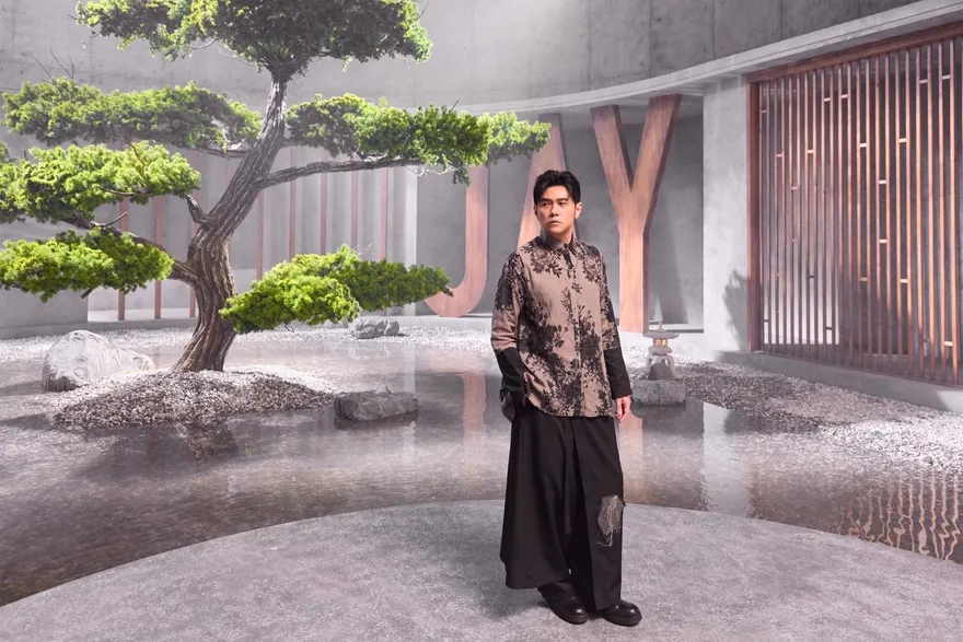 周杰倫驚喜揭曉「合作大咖舞團拍MV」！久違棒球帽、紗布「全黑上陣跳舞」秒掀回憶殺