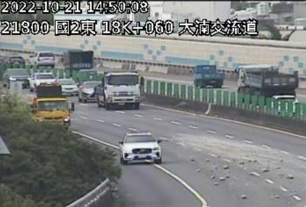 快訊/國2砂石塊散落滿地！塞車回堵7公里　東向大湳交流道2車道封閉