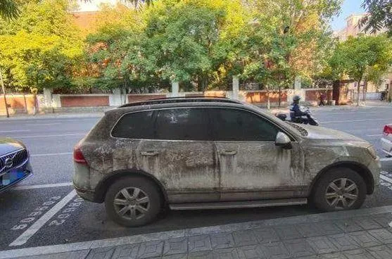 豪車停路邊兩年慘變殭屍車　欠費22萬車主：盡快還