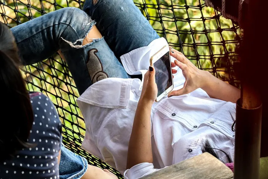 低頭族竟比吸毒更慘！專家建議紓壓「做1件事」