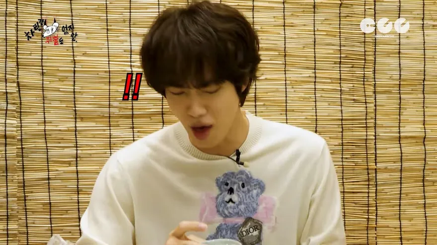 58度金門高粱爆紅了！防彈Jin一口灌「嗆到狂喝水」　李詠知一輸就喝「醉倒廁所」網笑翻