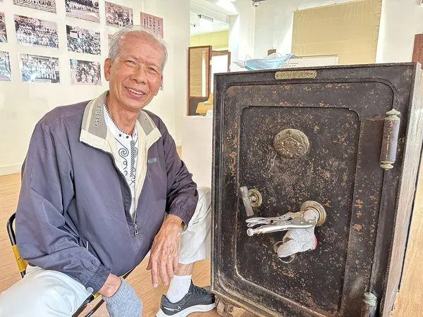 「百年保險櫃打開了」！80歲老師傅出手驚喜開箱　見1畫面看傻眼