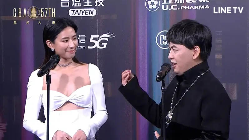 金鐘57/黃子佼搭檔「周興哲未婚妻」二度走紅毯！她胸前「只有一片布」大秀纖細腰身