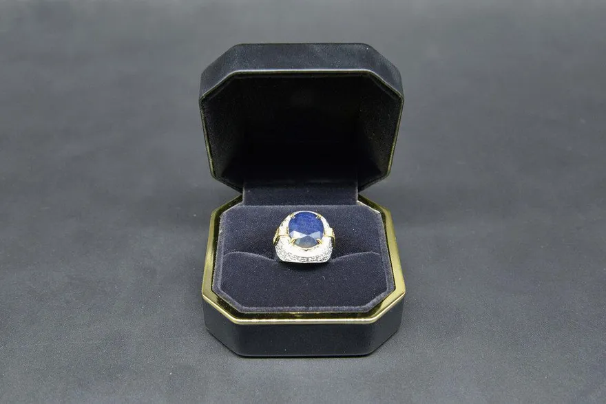 欠7萬勞健保費忍痛割愛　男子拿11.93克拉藍寶石戒指拍賣