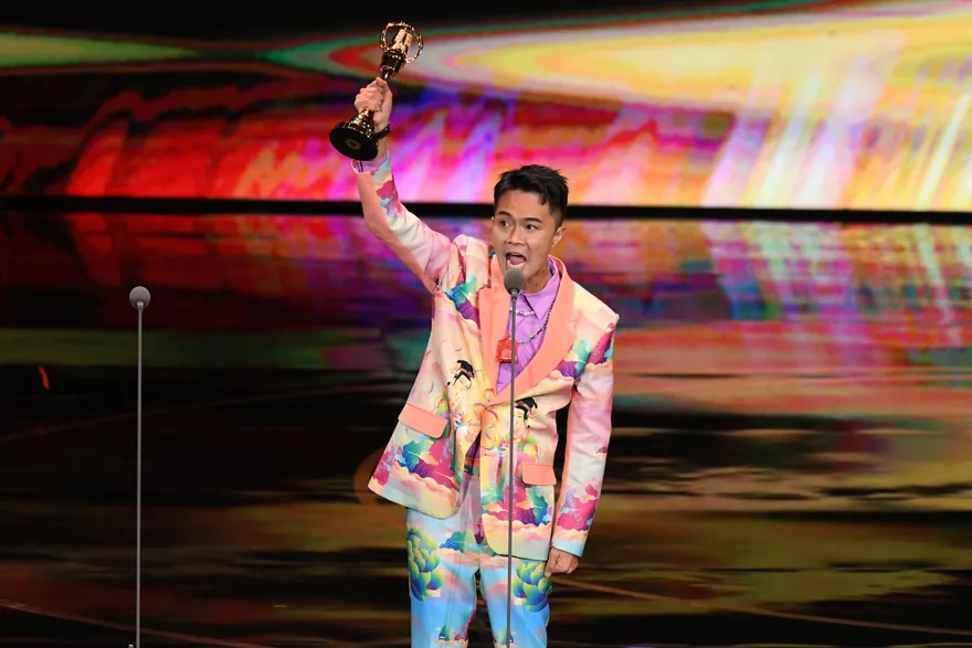 金鐘57/《寶島神很大》再上台抱「生活風格節目主持人獎」！「邱二王爺神像」到場超保庇