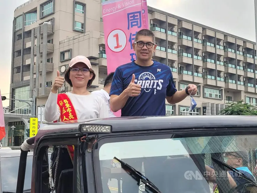 屏東市長藍綠激戰 連勝文、許淑華輔選掃街