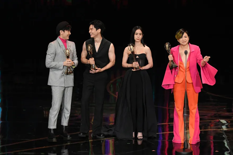 金鐘57/黃子佼頒獎「後台突推嬰兒車」全場嚇壞！下秒揭曉「影后楊貴媚首奪主持獎」激動抱團上台