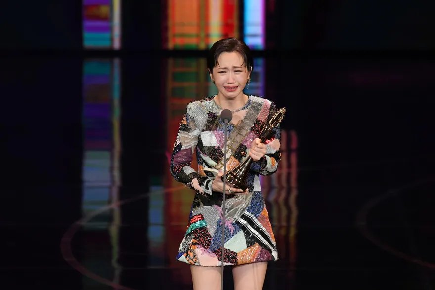 金鐘57/Lulu愛馬仕到手了！五度提名「終於抱走主持人獎」　黃子佼帥氣喊：接下來時間都留給她