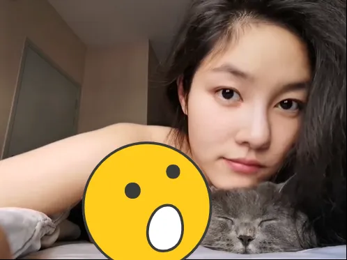 大眼巨球妹全裸撸貓！上身一絲不掛網噴鼻血　本尊帳號被神出：俏麗中文老師