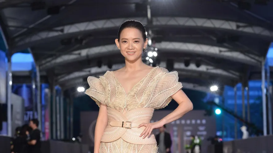 金鐘57/金鐘紅毯開跑了！曾寶儀首度主持典禮「超長禮服現身」　網一看地毯狀況秒心疼