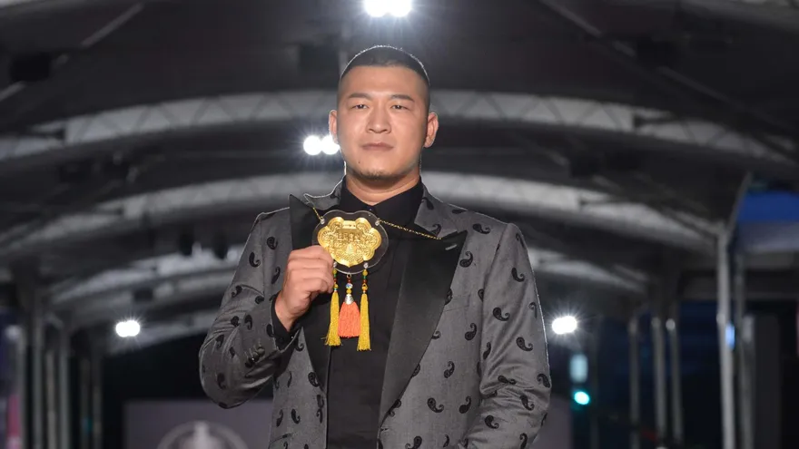 金鐘57/YouTuber草爺「超大片純金牌登紅毯」成全場最吸睛！打造幸運小物「爭奪新人獎」