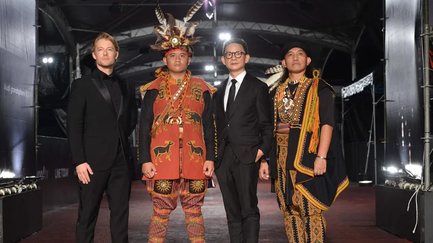 金鐘57/《斯卡羅》演員「穿傳統服裝」華麗現身！法比歐「全黑西裝一登場」網暴動：他是我的