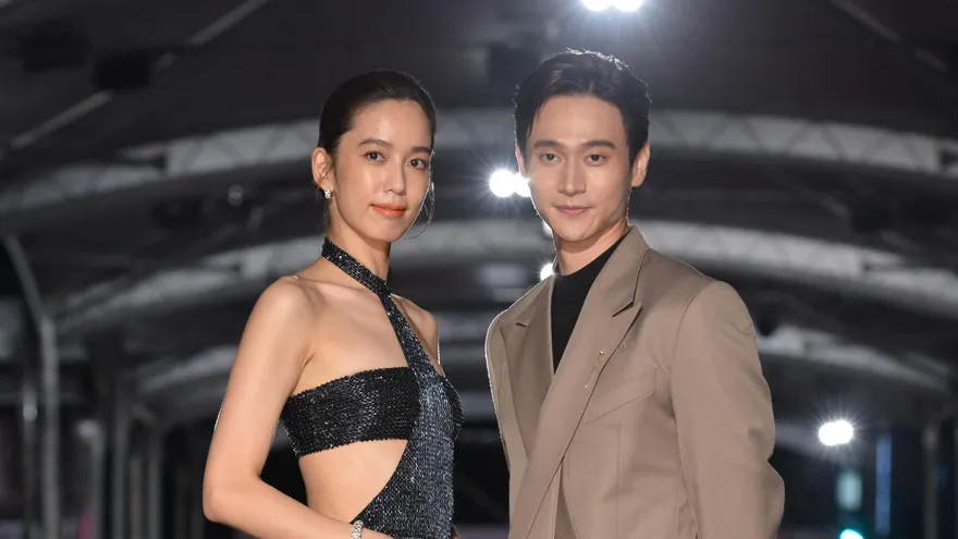 金鐘57/《火神》「羚羊CP」再合體！陳庭妮超閃禮服「只有抹胸遮」秀腰身　網驚：也太瘦