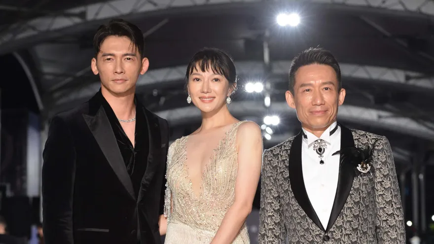 金鐘57/最大黑馬《茶金》闖紅毯！李杏白裙「深V開到肚臍上」　一開口嚇翻網：雞皮疙瘩