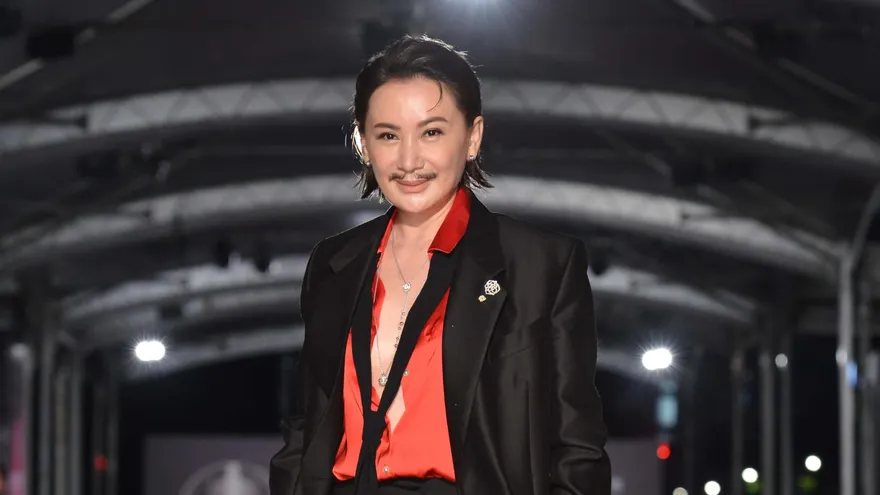 金鐘57/陳亞蘭「戲裡演到戲外」！女扮男裝現身「襯衫紐扣幾乎全開」　親揭巧思：為了致敬他