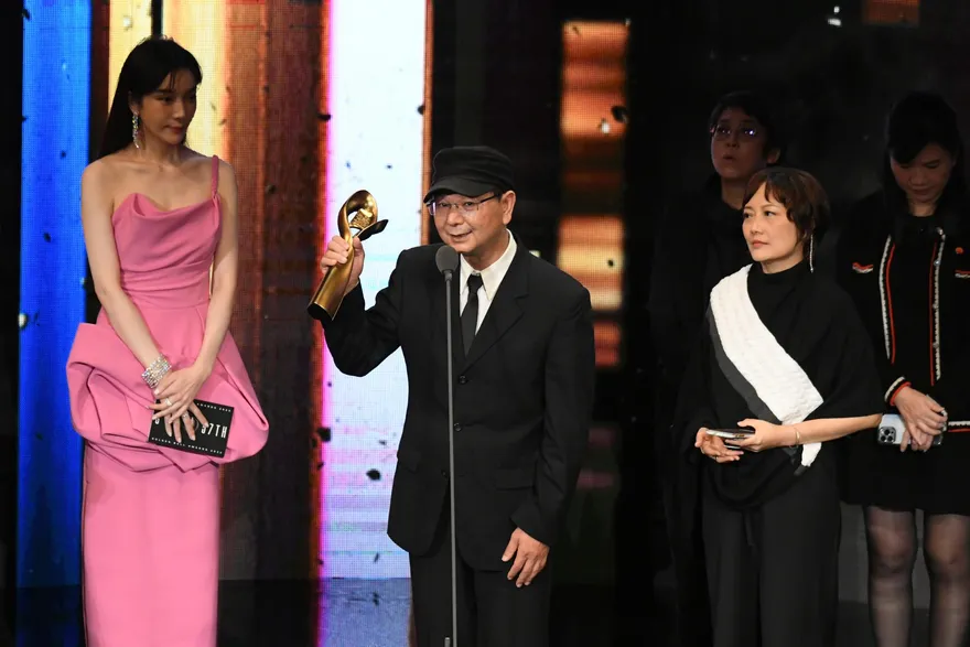 金鐘57/蔡淑臻「超粉長禮服擔任頒獎人」！《火神的眼淚》抱走「最具人氣戲劇節目獎」