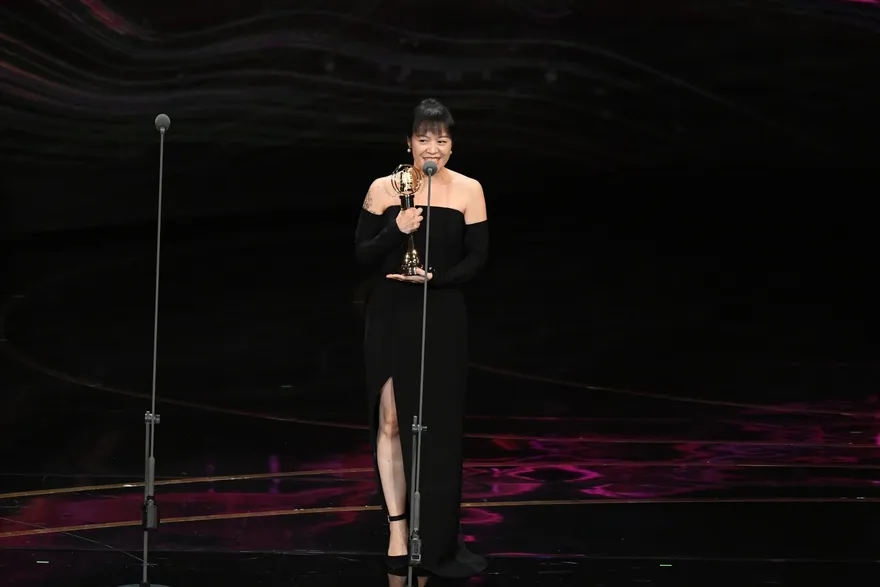 金鐘57/《比悲傷：影集版》抱走「迷你劇集導演獎」！改編劇情更豐富