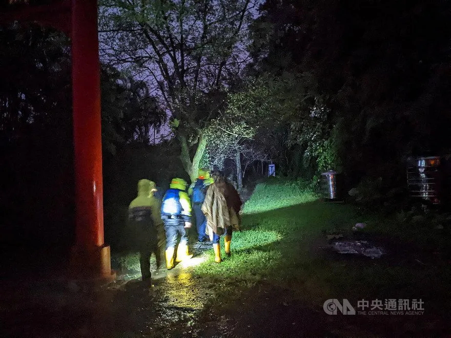 影/23人登小霸尖山下山迷途…山區暴雨！警消冒險救援