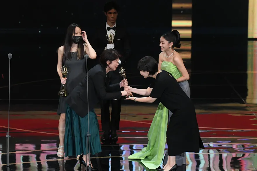 金鐘57/《俗女養成記2》抱走第2座獎！嚴藝文一上台「感言突飄鄉音」下秒激動爆哭