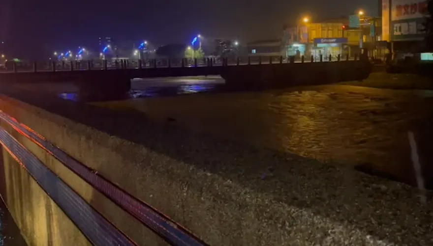 快訊/雨彈夜襲宜蘭！蘇澳白米橋下水位逼近橋面