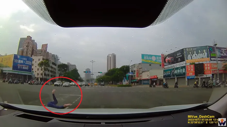 想待轉突反悔！女三寶挨撞「Y字迴旋落地」　謎樣鬼切畫面曝…網讚超紓壓