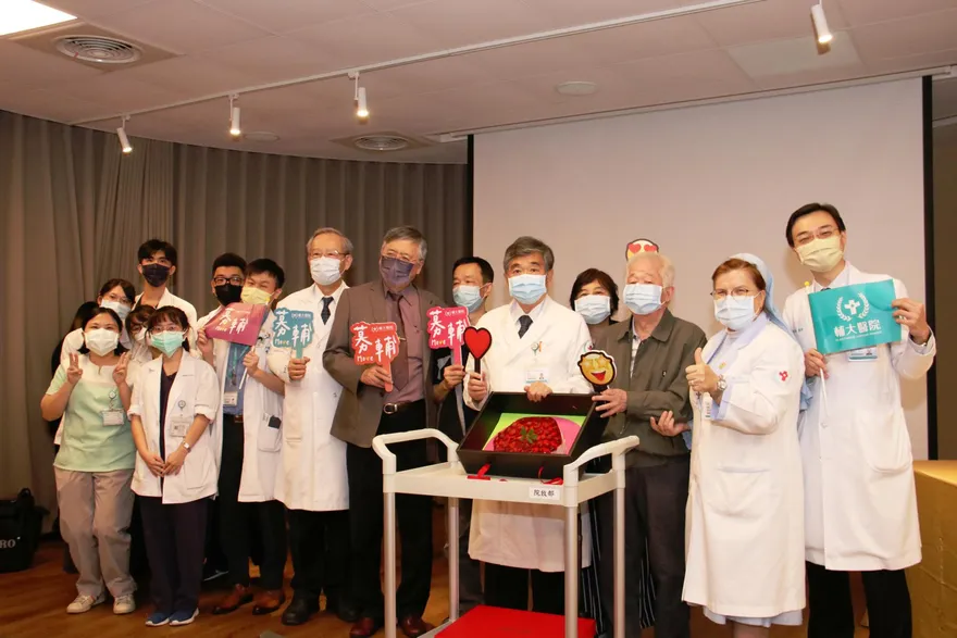 新冠重症又癌症！81歲翁 輔大醫「頭盔通氣療法」救命！