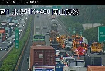 國1岡山北上驚傳意外！聯結車「煞車不及」碰撞4小車　3駕駛受傷送醫