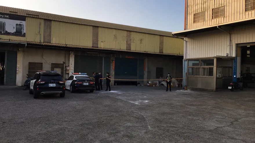 台中桶屍命案/橘色大桶移出…惡臭襲來！明開鑿取遺體相驗