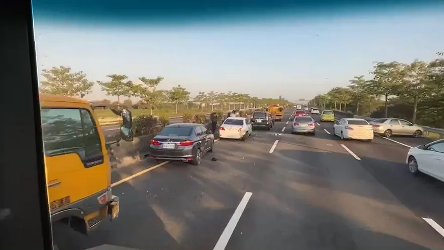 快訊/4車連環撞「噴飛3車道」！國1岡山北向事故　車體碎裂卡路邊回堵4公里