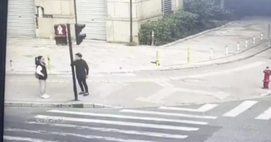 女孩清晨蹲街邊大哭　路過大媽做了「這件事」...結局超暖心