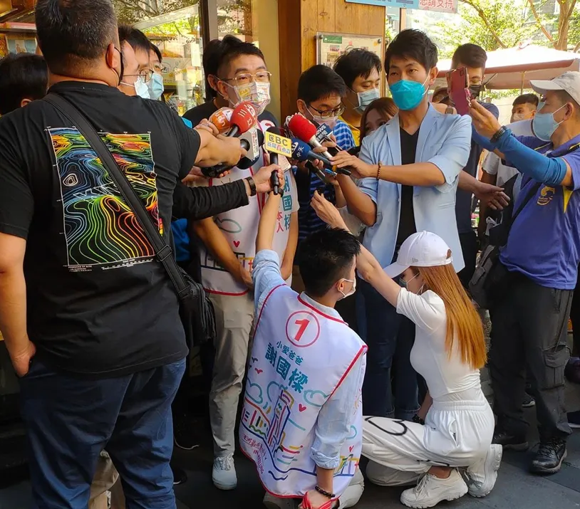 她陪謝國樑掃街火辣身材意外成嬌點 身分曝光是「知名直播主」