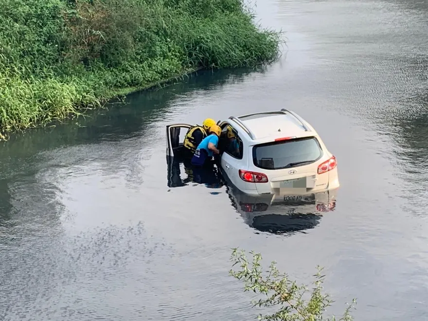 快訊/高雄鳳山自小客車暴衝排水溝！水淹半車身…警消協助駕駛脫困