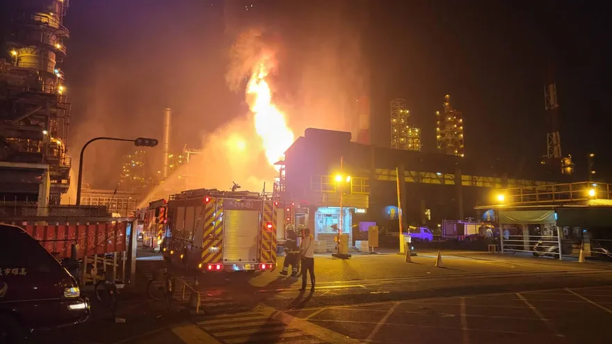 高雄中油大林煉油廠爆炸冒烈火 巨響嚇壞附近居民 中油：火勢控制中