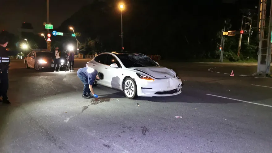 北市大度路騎士闖紅燈遭特斯拉撞飛…男駕駛重傷、女乘客死亡