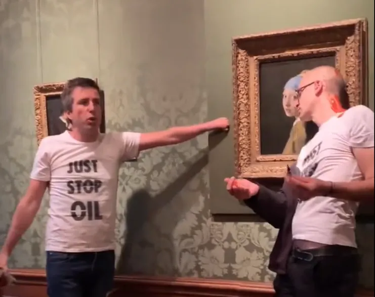 和名畫有仇？《戴珍珠耳環的少女》慘遭環保人士頭襲