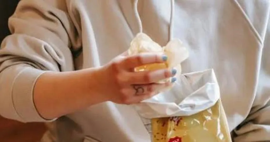 洋芋片藏斷指？她吃一半「驚見骨頭狀異物」　傻眼直呼反胃：像小孩的手