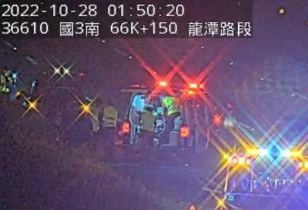 國三連環車禍！疑似沒繫安全帶…女子飛出車外重傷送醫